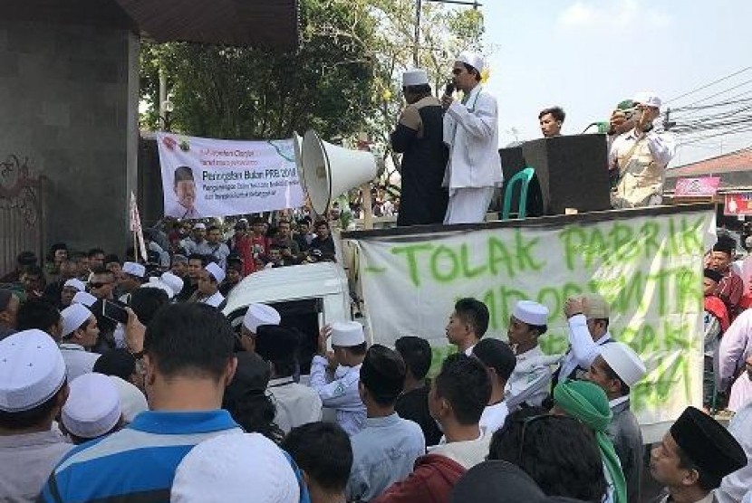  Warga berdemo di depan Komplek Pemkab Cianjur sehingga membuat jalan lumpuh