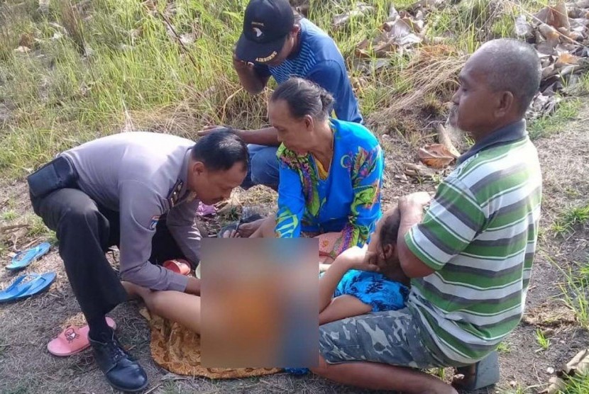 Kisah Polisi Bojonegoro Tolong Ibu Melahirkan di Pinggir Jalan