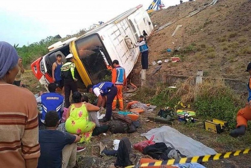 Dua orang tewas dalam kecelakaan Bus Kramat Djati jurusan Jakarta-Surabaya