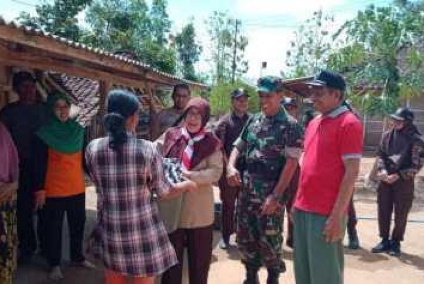  Penyerahan bantuan dari Smandagiri Scout bersama Koramil Wuryantoro bagi warga Dusun Sidomulyo Desa Gumiwang Lor Wuryantoro Wonogiri. Dok. Koramil Wuryantoro