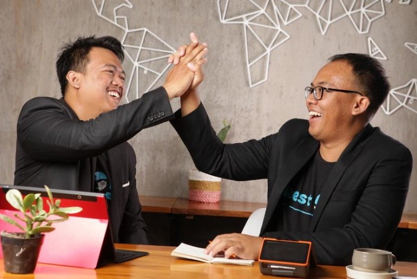 Ageng Sajiwo (kanan) dan Dimas Agil Tejo, menciptakan aplikasi Restoku untuk mempermudah manajemen resto dengan model layanan sebagai software as a service (SaaS)