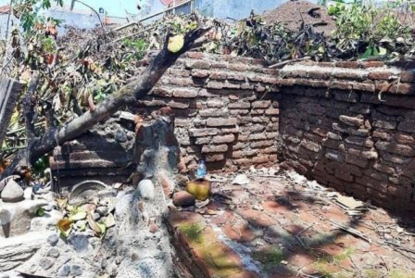  Situs Matangaji yang rusak tertimpa reruntuhan tanah sebuah proyek pembangunan..