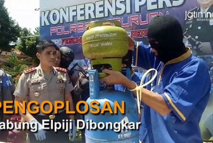 Polisi menangkap pelaku pengoplosan tabung gas 3 kg.