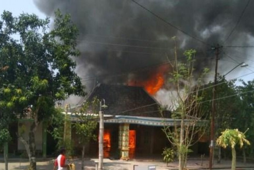  Kobaran api dan kepulan asap tebal yang membakar rumah warga di Dukuh Sukorejo, Desa Padas, Tanon, Minggu (27/10/2019) pagi. Foto/Wardoyo