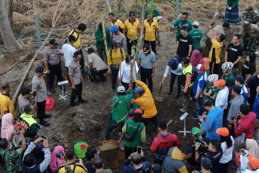 Pemkot Surabaya mengajak masyarakat menanam seribu pohon.