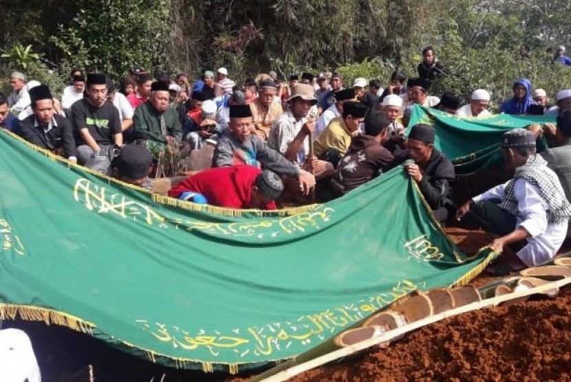  Korban longsor batu di Kampung Cirawa Desa Kanoman Kecamatan Cianjur, dimakamkan berdampingan