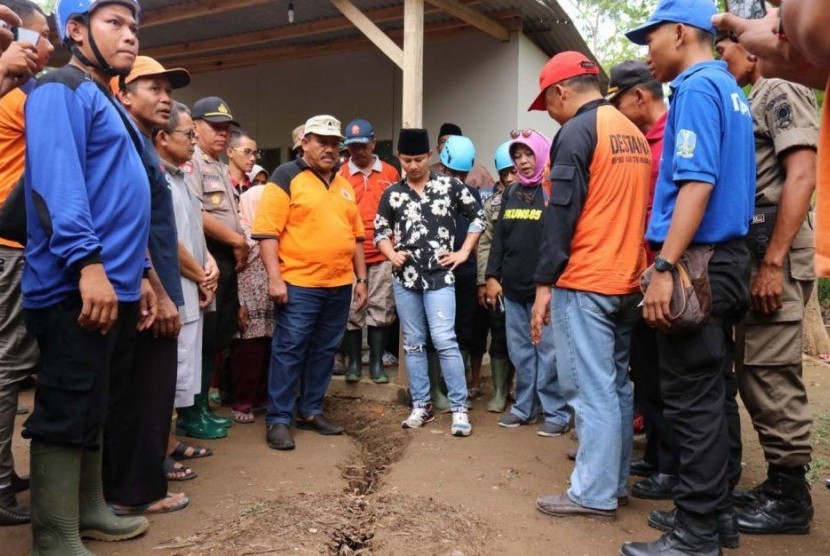 Bupati Trenggalek Mochamad Nur Arifin meninjau lokasi tanah gerak di Desa Melis, Kecamatan Gandusari, Sabtu (28/12/2019).