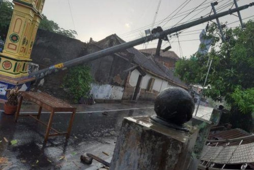  Sebuah tiang listrik di Dukuh Mahbang, Krikilan, Masaran ambruk merintang jalan usai diterjang puting beliung, Senin (28/10/2019).