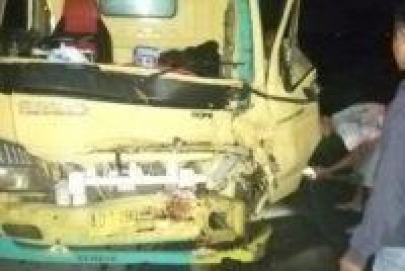  Kondisi truk bermuatan pasir yang tertimpa pohon tumbang di jalur Solo-Purwodadi wilayah Gemolong tadi malam. Foto/Wardoyo