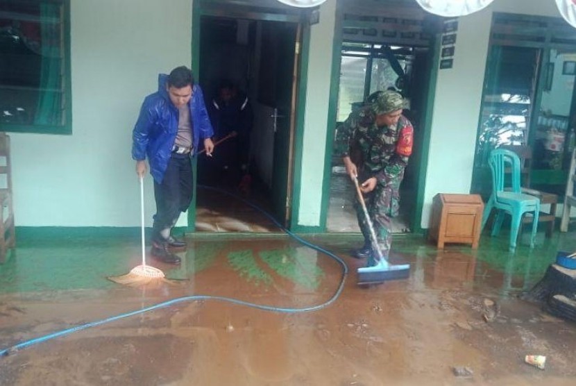 Banjir bandang di Wongsorejo, Banyuwangi.