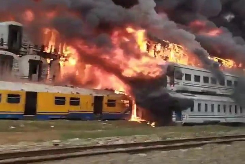  Kebakaran melanda kereta bekas di area konservasi di Stasiun Cikaum.