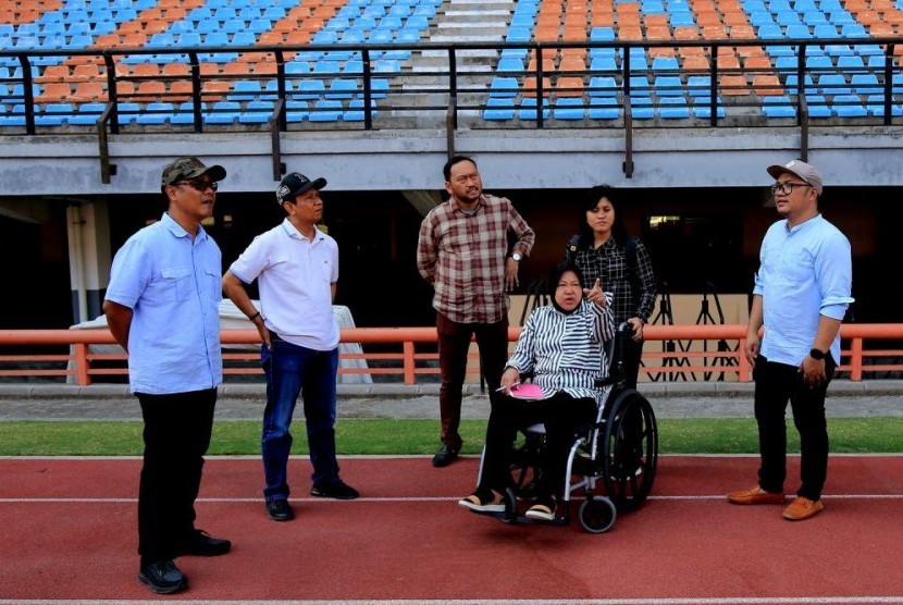 Wali Kota Surabaya Tri Rismaharini melakukan sidak proses perbaikan Stadion GBT