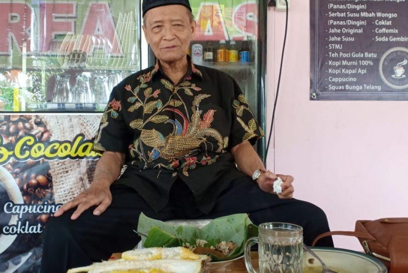 Menikmati Durian Bawor dan Pengajian Bersama Syafii Maarif di Tepi Jalan Raya Sruweng  