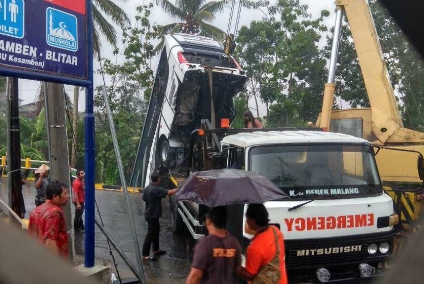 Polisi: Sopir Bus Rombongan Guru Terjun ke Jurang Kondisinya Kritis