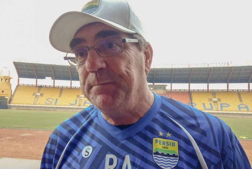  Pelatih Persib Robert Alberts kian mengatur strategi untuk mencapai 5 besar klasemen