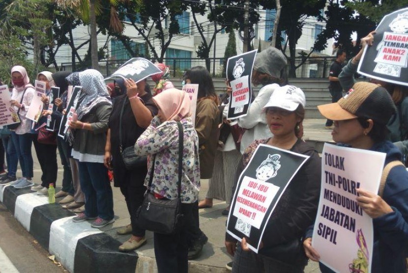  Puluhan ibu-ibu berunjuk rasa di Taman Vanda, Jalan Merdeka, Kota Bandung, Kamis (10/10).