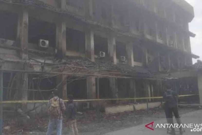  Kebakaran hebat terjadi di SMK Yadika 6 Pondok Gede, Kota Bekasi, pada Senin (18/11) sore. Insiden ini membuat satu orang siswa berinisial SAP (15 tahun) dilaporkan kritis.