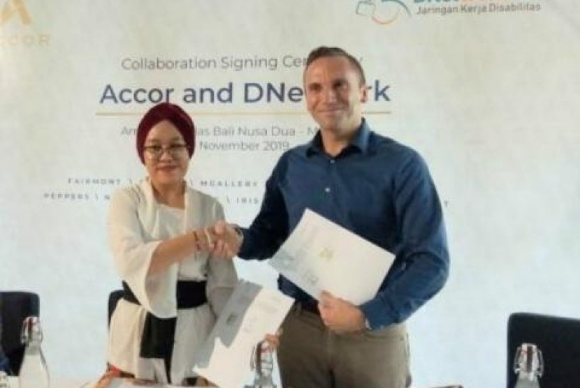  Hani Fauzia Ramadhani (kiri), Project Manager Dnetwork (kiri) dan Garth Simmons, Chief Operating Officer Accor Malaysia, Indonesia, Singapura dan Asia Selatan