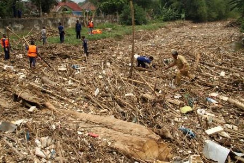  Tumpukan sampah bambu di Sungai Cikeas, Bendung Koja, Jatiasih, Bekasi baru berhasil diangkut sebanyak 64 kubik dalam aksi bersih-bersih Selasa (15/10) kemarin.