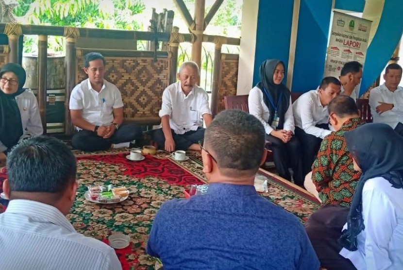  Kepala Dinas Komunikasi dan Informasi (Diskominfo) Purwakarta, Ida Siti Hamidah mengatakan, pihaknya menargetkan 112 desa di Kabupaten Purwakarta dapat mengaplikasikan program Desa Cerdas Internet pada 2020 mendatang.