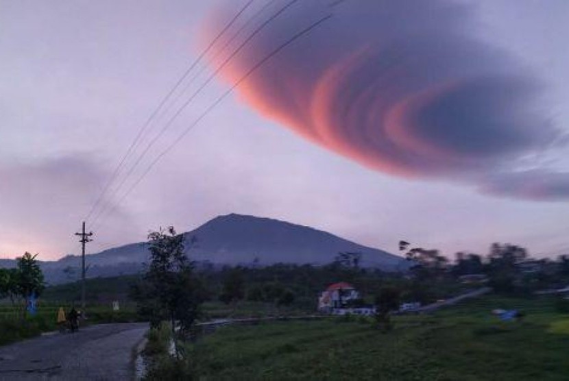  Penampakan awan tebal unik di atas lereng Gunung Lawu. Foto/FB