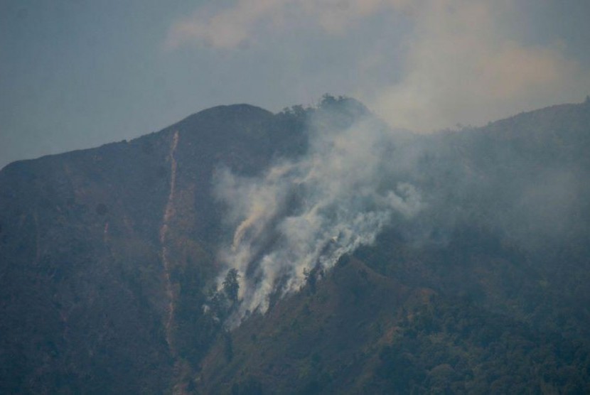  Kebakaran di Gunung Malabar.