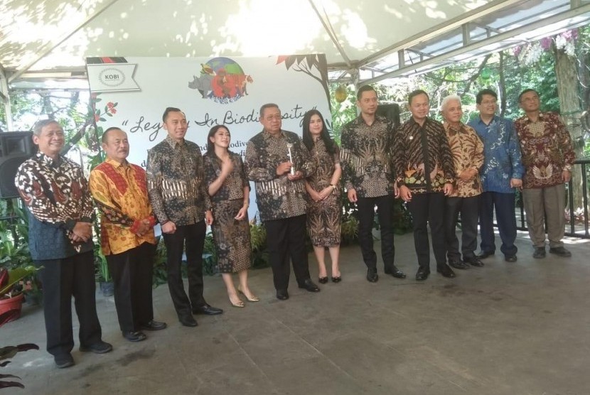  Konsorsium Biologi Indonesia (KOBI) memberikan penghargaan Anugerah Biodiversty kepada Almahurmah Ani Yudhoyono, Selasa (5/11).