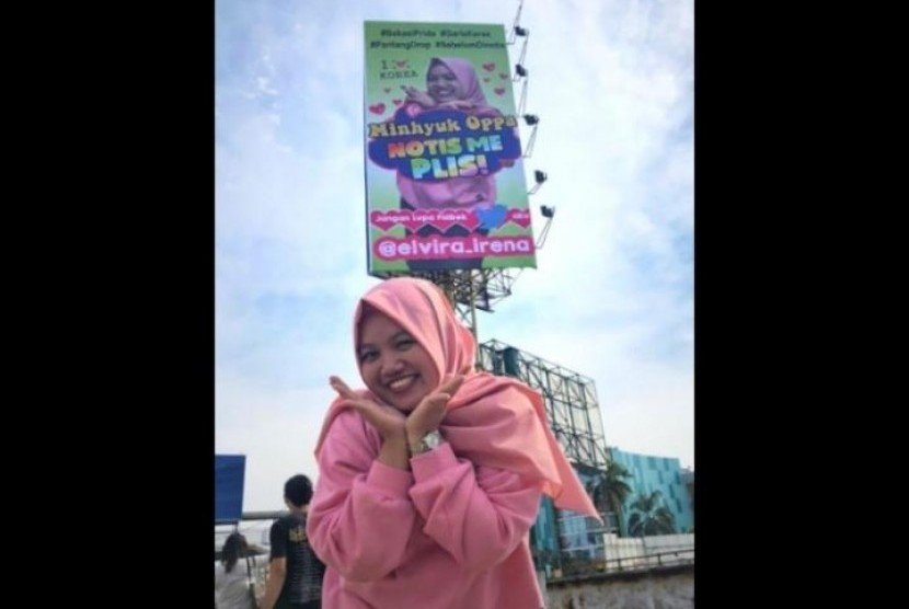 seorang wanita bernama Elvira Budi Irena yang menyewa baliho di Jalan Ahmad Yani, Bekasi Selatan,