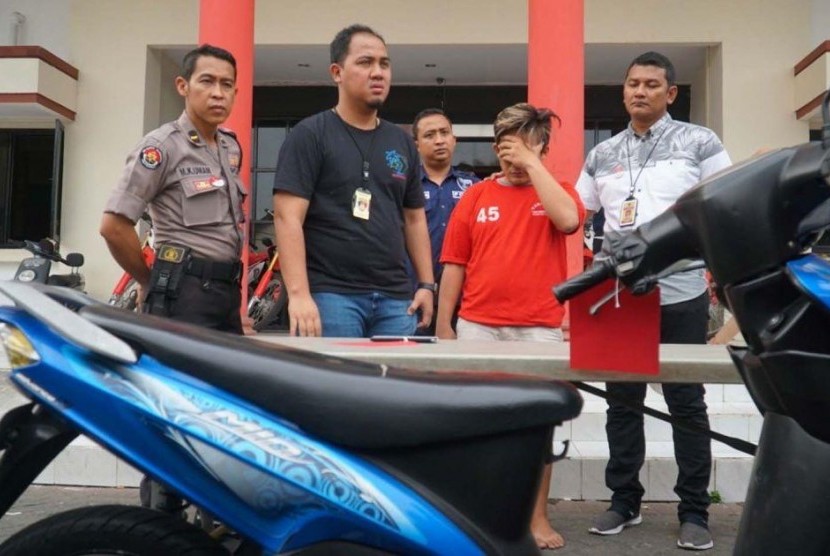 Tembakan Polisi Lumpuhkan Kaki Bandit Jalanan di Surabaya