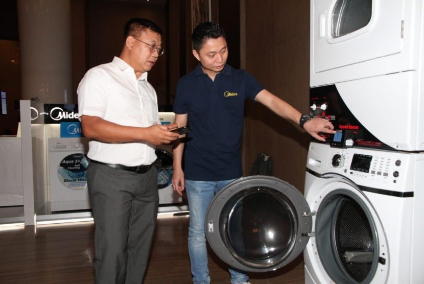 Midea Advisor, Darsin Mery dan Sales Director Midea, Frans Suhandy Limansyah saat peluncuran mesin cuci MFD180.