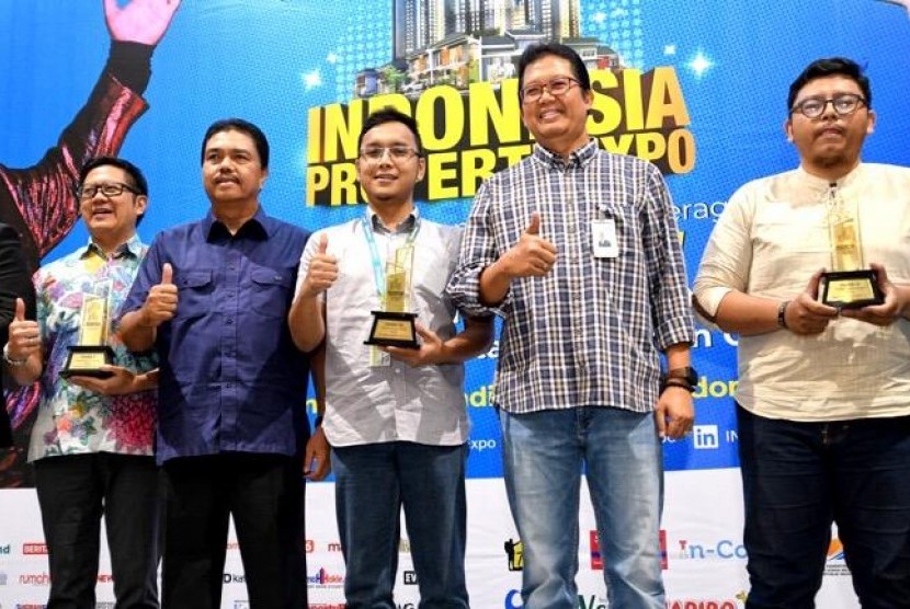 Direktur Consumer Banking PT Bank Tabungan Negara (Persero) Tbk, Budi Satria (kedua dari kiri) disela-sela penutupan IPEX 2019.