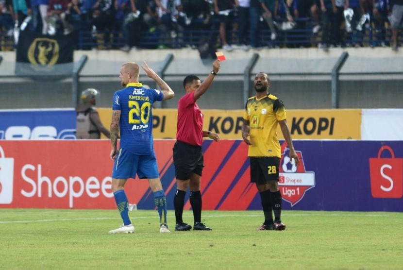  Djanur Kecewa Gaya Kepemimpinan Wasit Persib vs Barito