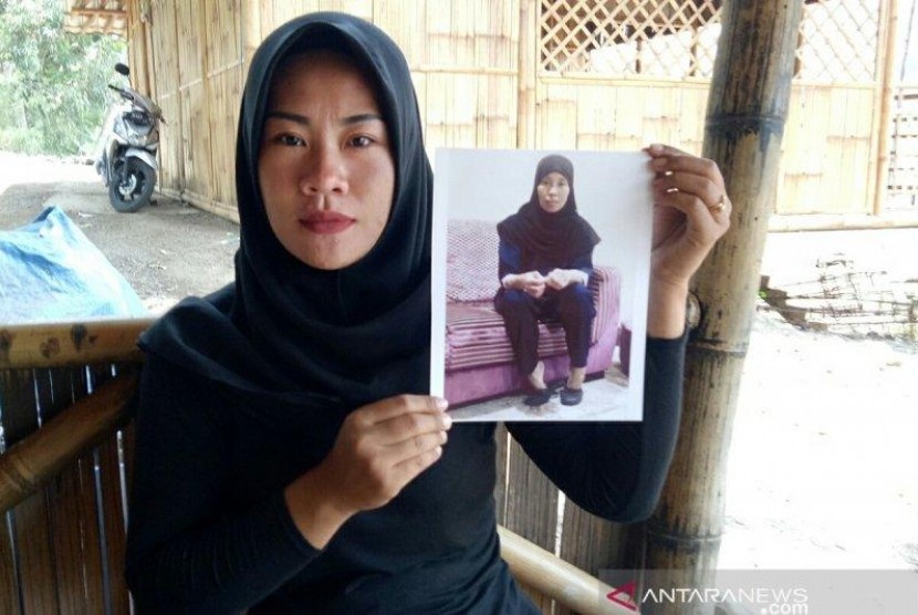 Selpi Lusniawati (27) memperlihatkan foto sang ibu, Alis Juariah, TKI asal Kampung Muhara, Desa Haurwangi, Kecamatan Haurwangi, Cianjur