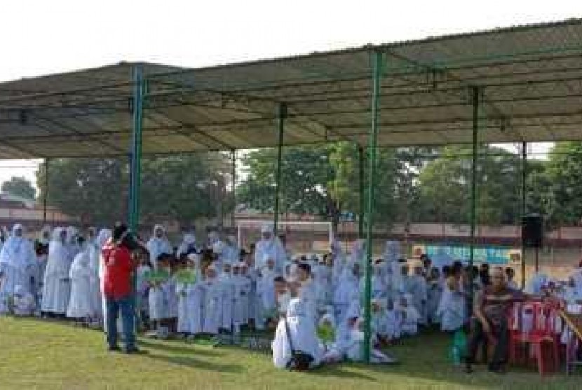  Ratusan anak TK di Sragen ikut manasik haji.