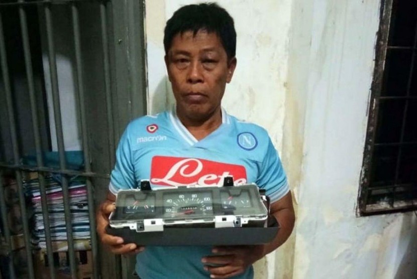 Tersangka pencuri dashboard mobil di Surabaya.