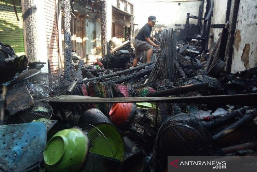  Polisi turun tangan selidiki terbakarnya 13 kios di Pasar Induk Garut