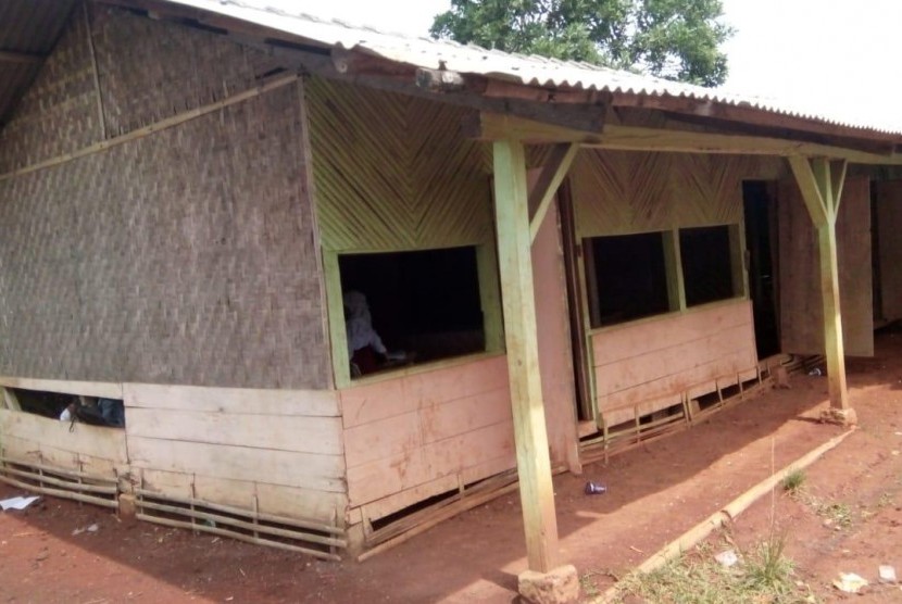 Miris, Siswa Madrasah di Tasik Belajar di Gubuk Bambu