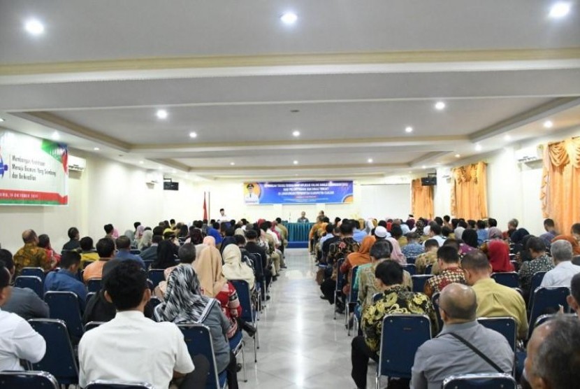  Plt Bupati Cianjur Herman Suherman menghadiri sekaligus membuka acara bimbingan teknis (Bimtek) sosialisasi aplikasi Online Single Submission (OSS) untuk para pelaku usaha dan dinas terkait di lingkungan pemerintah Kabupaten Cianjur di Hotel Delaga Biru Pacet, Cianjur, Senin (14/10).