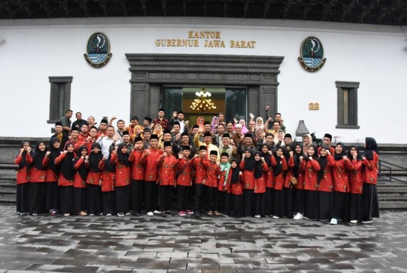  Wakil Gubernur Jawa Barat Uu Ruzhanul Ulum melepas kontingen Jabar, yang akan berkompetisi dalam Pekan Keterampilan dan Seni Pendidikan Agama Islam (Pentasi PAI) Tingkat Nasional IX 2019, di Gedung Sate, Kota Bandung.