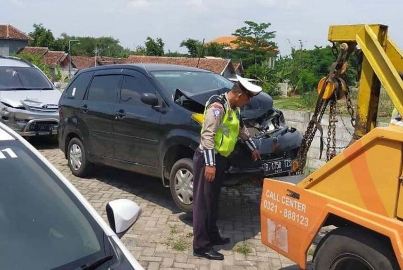 Mobil Xenia menabrak truk di Tol Jombang-Mojokerto.