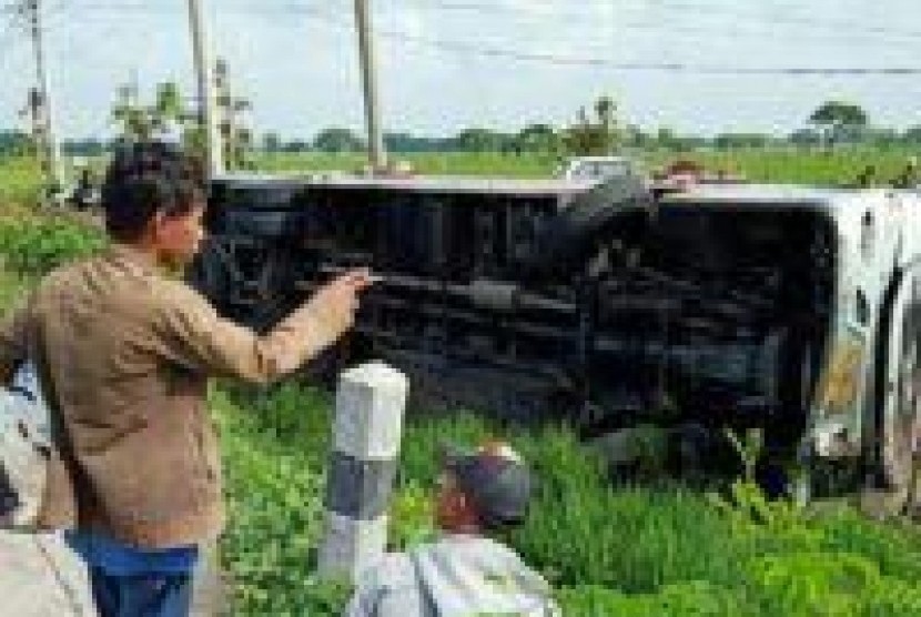  Kondisi Bus Mira jurusan Yogya-Surabaya yang kecelakaan terguling masuk persawahan di tikungan Pilangsari, Ngrampal, Sragen, Senin (27/1/2020). Foto/Wardoyo