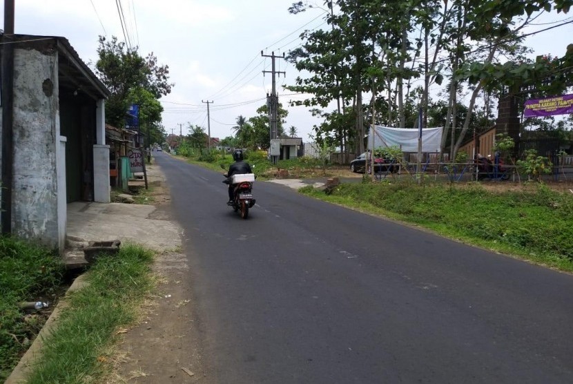  Masyarakat Babakan kaliki Desa/Kecamatan Mangunreja Kabupaten Tasikmalaya mengeluhkan kondisi ruas jalan Mangunreja-Sukaraja yang minim Penerangan Jalan Umum (PJU).