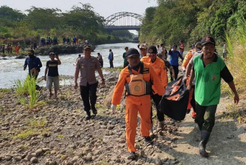 Tim gabungan menemukan jenazah korban tenggelam di Sungai Brantas.