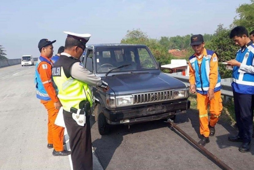 Toyota Kijang Kecelakaan: Kecelakaan tunggal itu terjadi diduga akibat mobil Kijang mengalami pecah ban