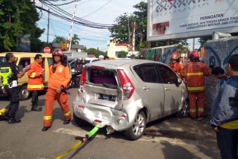 Suzuki Splash tabrak tembok Stasiun Wonokromo