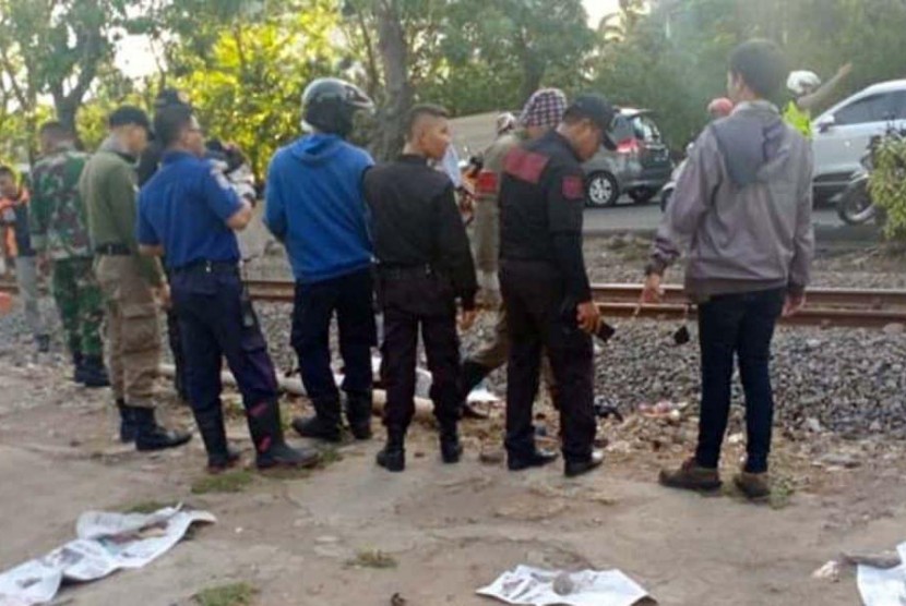 Tabrak Kereta: Diduga Stres, Pria ini Tabrakkan Diri ke Kereta di Surabaya