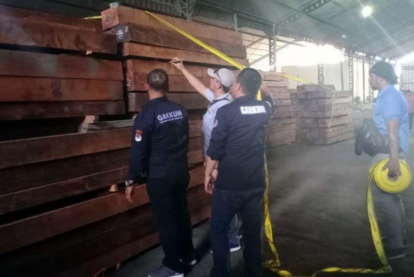17 kontainer kayu ilegal ditahan di Pelabuhan Tanjung Perak