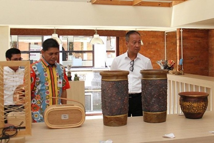 Menperin Agus Gumiwang Kartasasmita (kanan) didampingi Kepala Badan Pengembangan Sumber Daya Manusia Industri Kemenperin, Eko S.A. Cahyanto, di Bali Creative Industry Center (BCIC). (dok. Kemenperin)