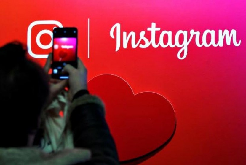 Instagram Punya Mode Gelap, Begini Cara Mengaktifkannya!. (FOTO: Reuters/Charles Platiau)