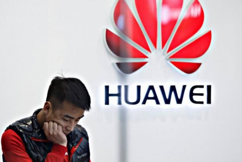 Ini Alasan Kenapa Huawei Tak Bisa Dipasang Google. (FOTO: Reuters/Thomas Peter)